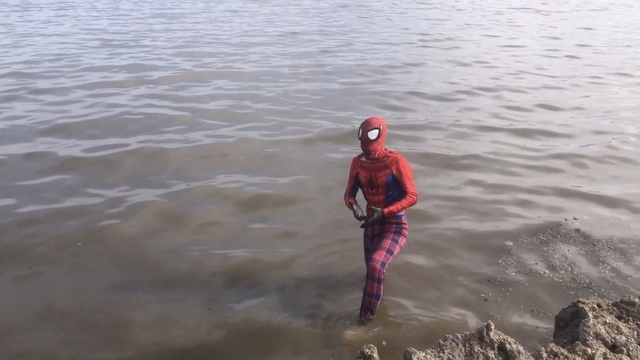 İzmirli Spiderman'den Van Gölü'ne dikkat çeken dalış