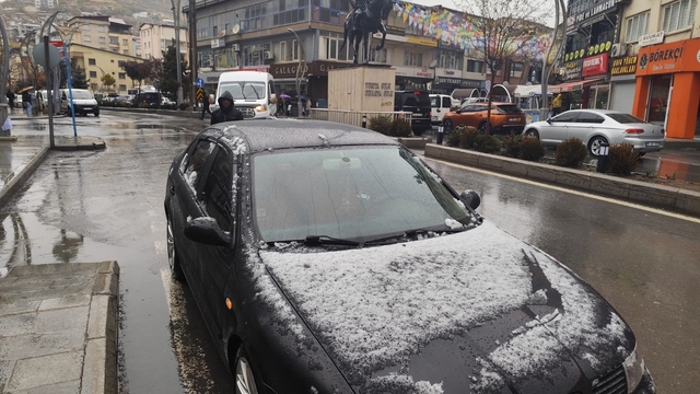 Hakkari'de merkezde yağmur, yüksek kesimlerde kar etkili oldu