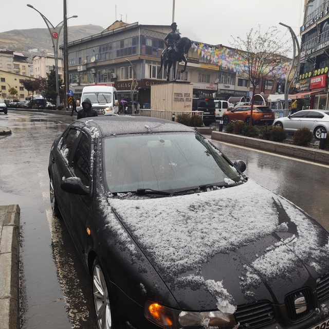 Hakkari'de merkezde yağmur, yüksek kesimlerde kar etkili oldu