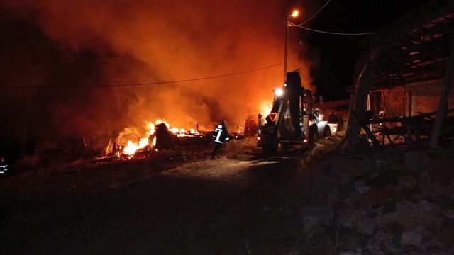 Çorum'da alevlere teslim olan ev, samanlık ve balyalar küle döndü
