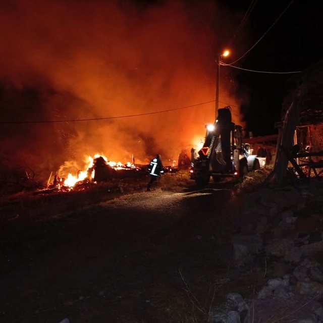Çorum'da alevlere teslim olan ev, samanlık ve balyalar küle döndü