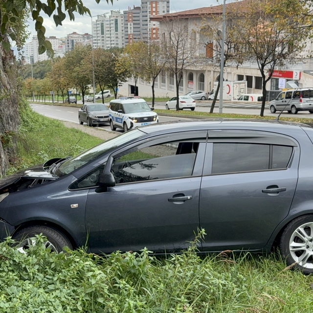 Otomobil istinat duvarına çarptı: İdmana giden futbolcu yaralandı