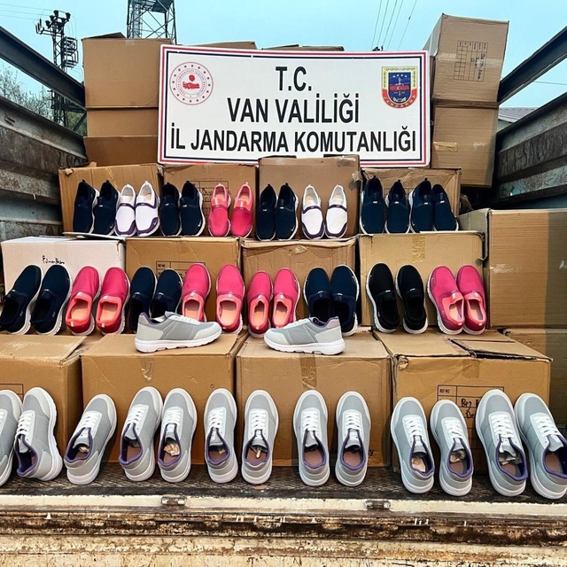 Van'da piyasa değeri yaklaşık 1 milyon 250 bin TL kaçak eşya ve malzeme ele...