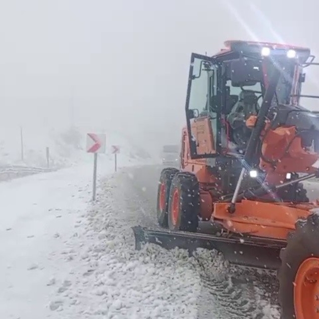 Kop Dağı'nda yoğun kar yağışı: Karayolları ekipleri gece boyu seferber oldu