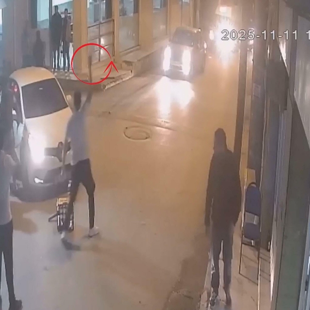 İzmir'de 1 kişinin öldüğü, 3 kişinin de yaralandığı olayın görüntüleri orta...