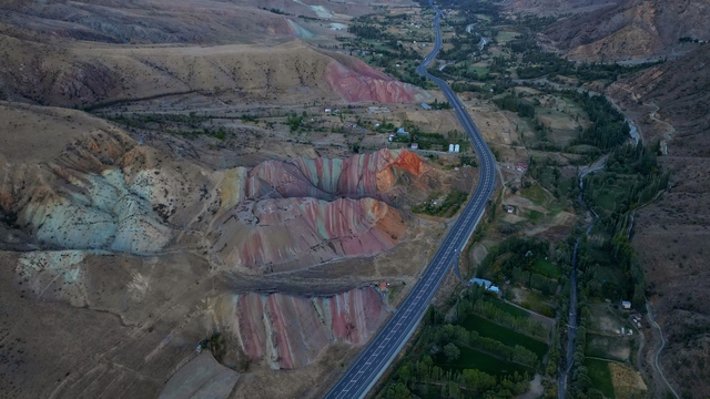 45 milyon yılda oluştu
Erzurum'un Oltu ilçesinde doğanın renkli yüzü: Gökkuşağı tepeleri