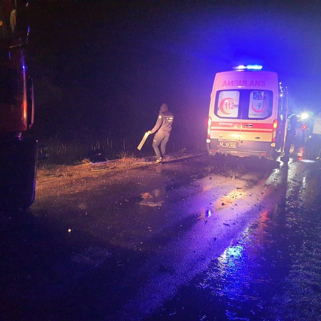 Otomobil ile kamyon çarpıştı: 1'i ağır, 3 yaralı