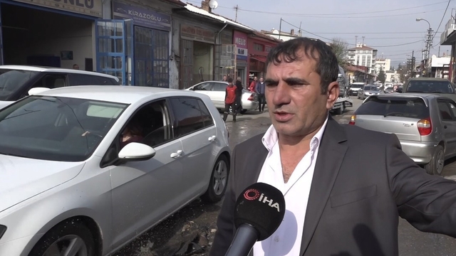 Esnaf derdini anlatırken gerçek kameralara yansıdı
Eskişehir Küçük Sanayi Bölgesi'nde onarılmayan çukurlar mağduriyet oluşturuyor
Akif Şahin: "Biz burada rezillik çekiyoruz, kaç defa dile getirdik ama çözülmedi"
Mehmet Ali Orakçı: "Eski döşeme kılıfları ve paspaslar ile çukurları kaplamaya başladık"