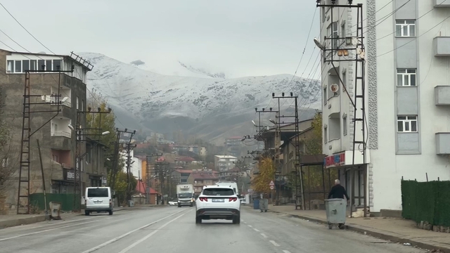 Yüksekova'nın etrafını çevreleyen dağlar beyaza büründü