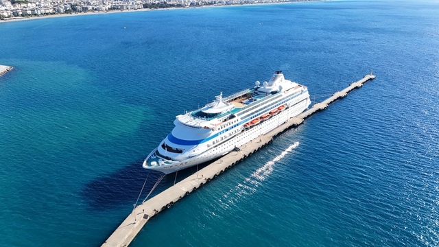 Lüks kruvaziyer 616 yolcu ve 435 mürettebatıyla Alanya'ya demirledi