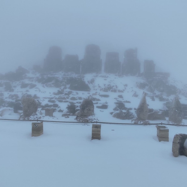 Nemrut Dağı'na mevsimin ilk karı yağdı