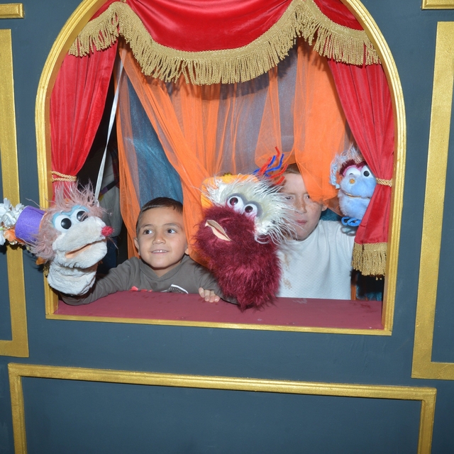 Karagöz Kukla Ve Gölge Oyunları'na renkli açılış