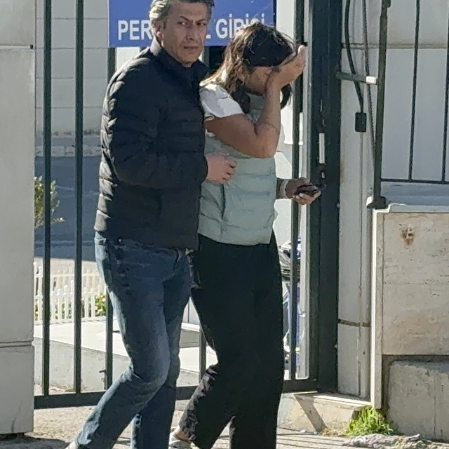 Öldürülen babasının cenazesini almaya geldikleri morg önünde gözyaşlarına b...