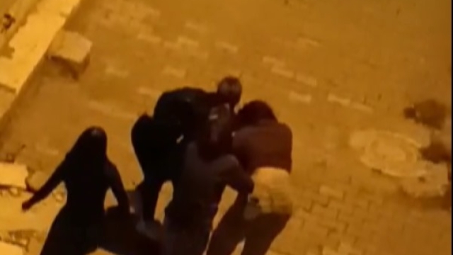 Sokakta kavga eden 2 kızı, mahalleli güçlükle ayırdı