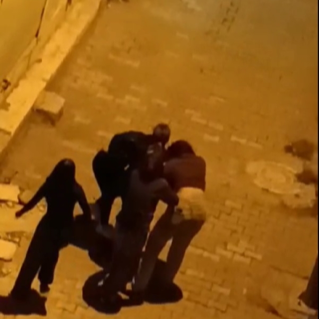 Sokakta kavga eden 2 kızı, mahalleli güçlükle ayırdı