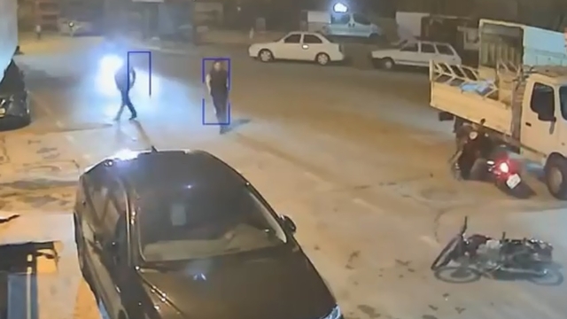 Motosikletten düştükten sonra yaya olarak kaçtılar