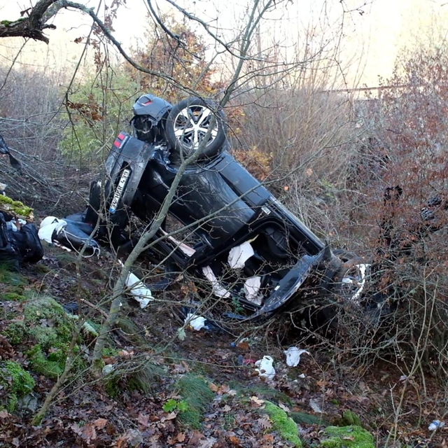 Kaçak göçmenleri taşıyan otomobil, devrildi: 8 yaralı