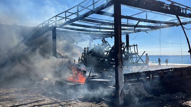 Alanya'da plaj büfesi alev alev yandı