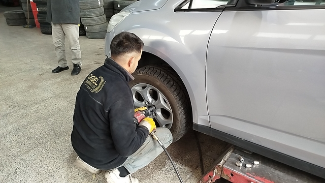 Kars'ta zorunlu kış lastiği uygulaması nedeniyle lastikçilerde yoğunluk yaşanıyor