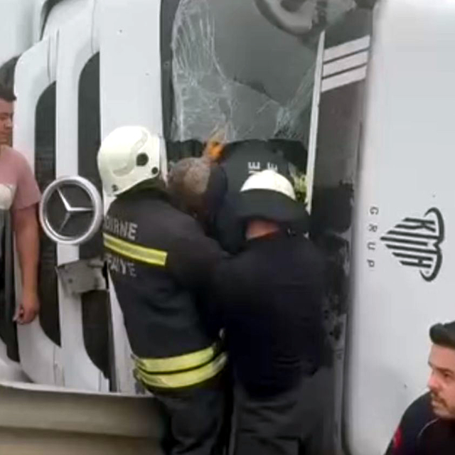 Devrilen kamyonda sıkışan sürücü yaralandı