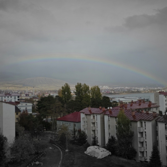 Tatvan'da yağmur sonrası gökkuşağı