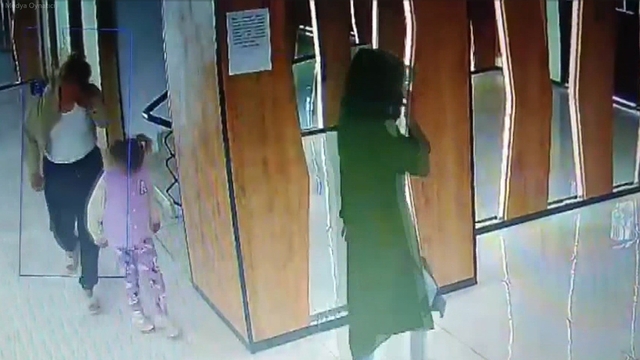 Mersin'de bir eve giren hırsızlar 1 milyon değerinde altın ve ziynet eşyası çaldı
Polis, binadan yüzlerini kapatarak girip çıkan 1'i çocuk 2 kadının peşinde