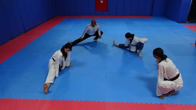 Tekvandocu babanın vakit geçirsinler diye salona götürdüğü 3 kızı milli tekvandocu oldu
Şampiyon babanın şampiyon kızları
Babalarının yolunu sürdüren 3 kız kardeş şampiyonluklara doymuyor