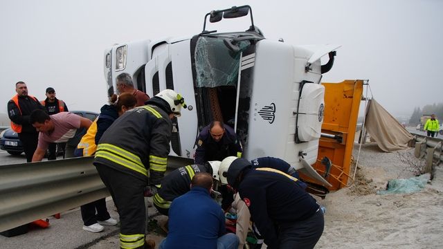 Kum yüklü tır devrildi: Sıkışan sürücü itfaiye tarafından kurtarıldı