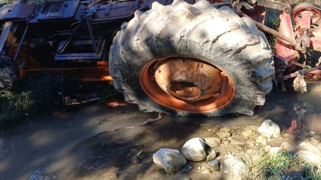 Devrilen traktörün altında kalan sürücü hayatını kaybetti