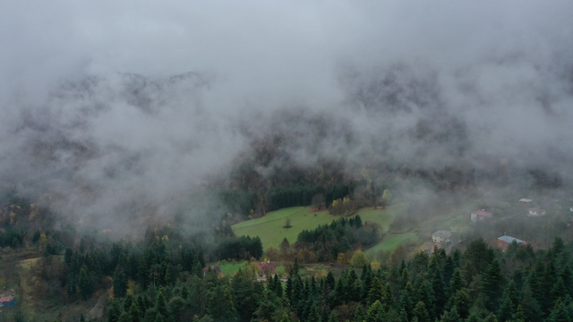 Kastamonu'da sisle birleşen güz renkleri dronla görüntülendi
