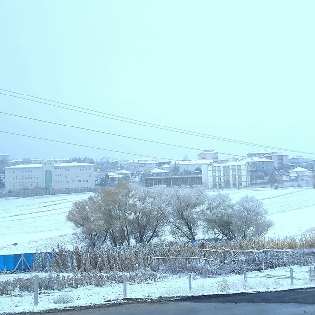Kırşehir'de yüksek kesimler beyaza büründü
Beyaz örtü Akçakent ilçesinde et...