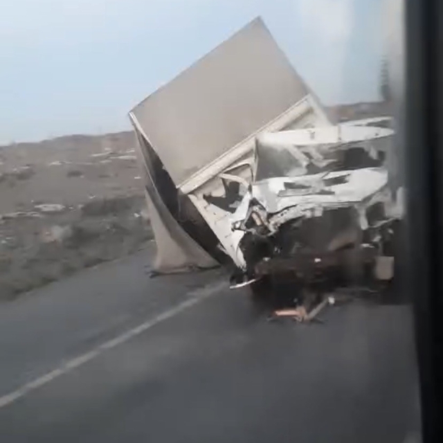 Kontrolden çıkan kamyon refüje çarptı: 1 yaralı