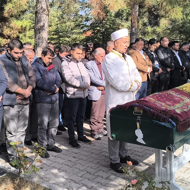 Gıda zehirlenmesi şüphesiyle ölen anne ile 2 çocuğu toprağa verildi