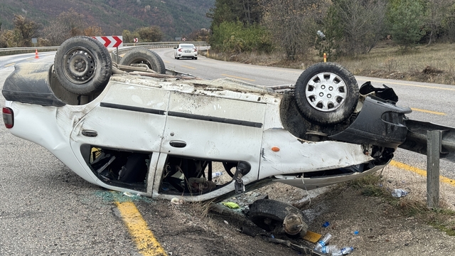 Kastamonu'da bariyere çarparak devrilen otomobildeki çift yaralandı