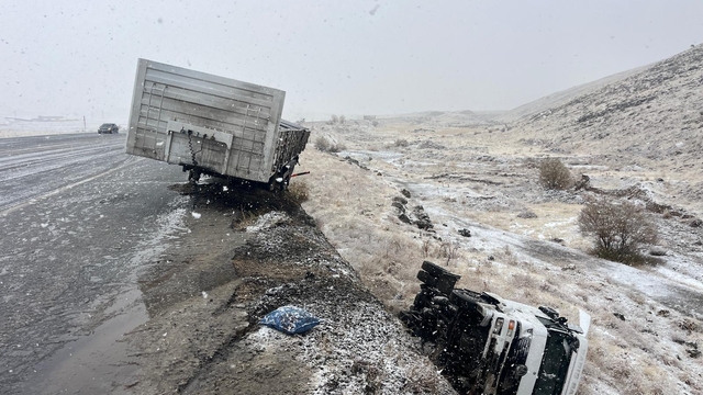 Şarampole devrilen TIR'ın şoförü yaralandı