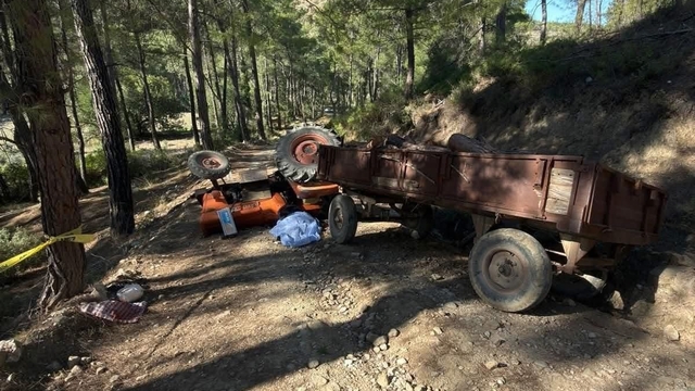 Antalya'da devrilen traktörün altında kalan sürücü hayatını kaybetti