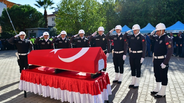 Şehit polis memuru görev yaptığı ilçeden uğurlandı