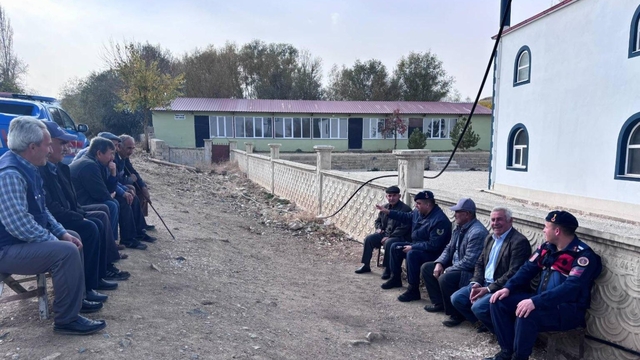 Kırşehir jandarma, köylüleri bilgilendirdi