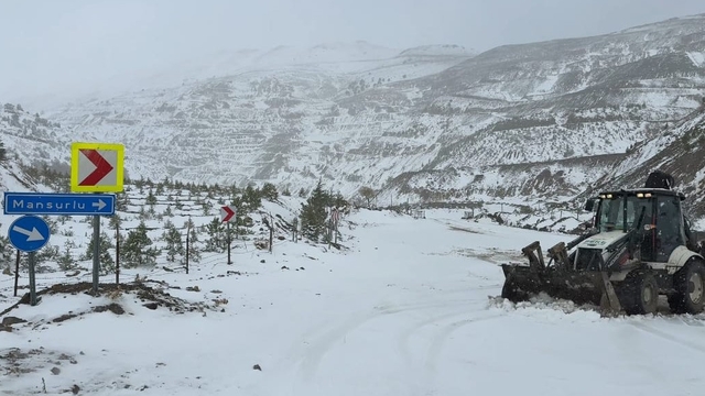 Adana'nın yüksek kesimlerinde kar yağışı etkili oldu
Feke ilçesinde ekipler yol açma ve tuzlama çalışmalarını sürdürüyor
