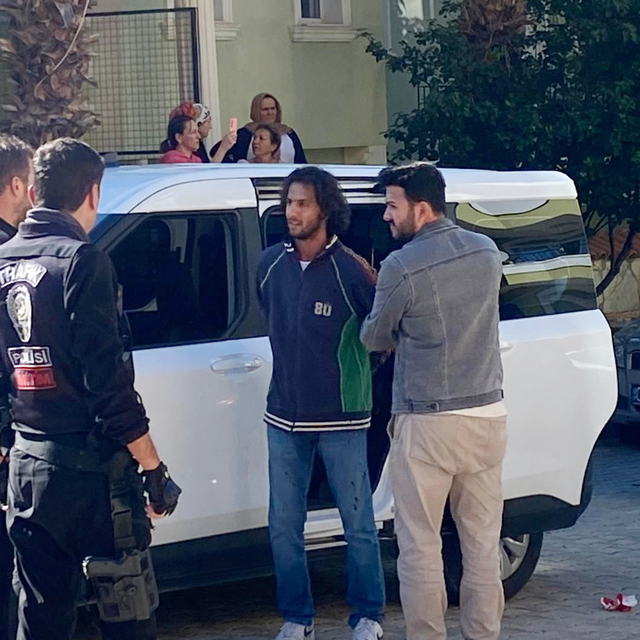 Öldürülen babasının cenazesini almaya geldikleri morg önünde gözyaşlarına b...