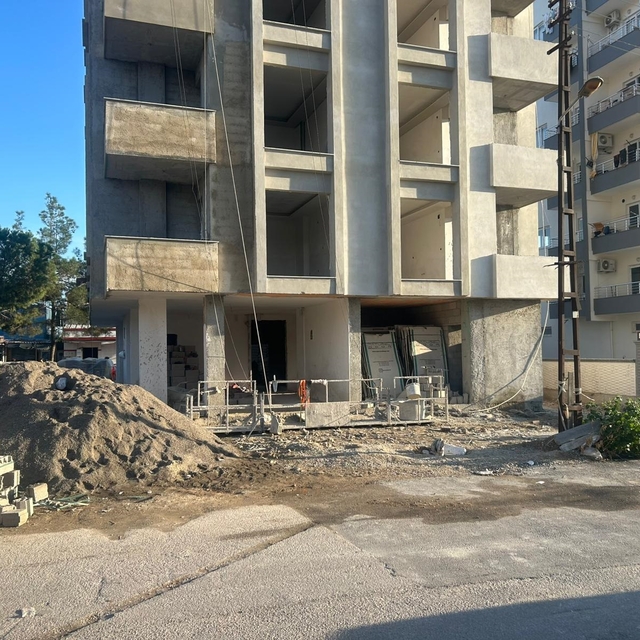 Adana'da 4'üncü kattan düşen inşaat işçisi öldü