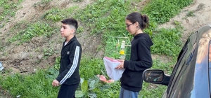 Yangında dumanın kapladığı apartmandaki evlerinden kafesteki kuşu ile çıktı