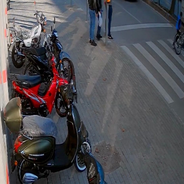 Polis aracının bisikletiyle karşıya geçen çocuğa çarptığı kaza kamerada