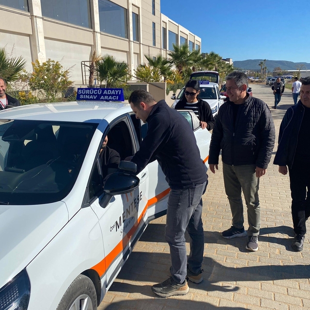 Sürücü adayları direksiyon eğitimlerine devam ediyor
Müdür Çay, sınav alanı...