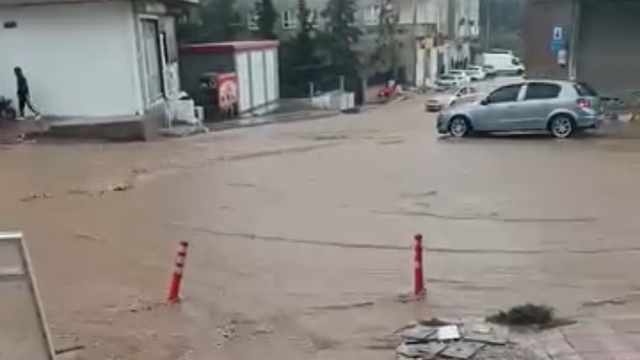 Mardin'de sağanak yağış etkili oldu, yollar göle döndü