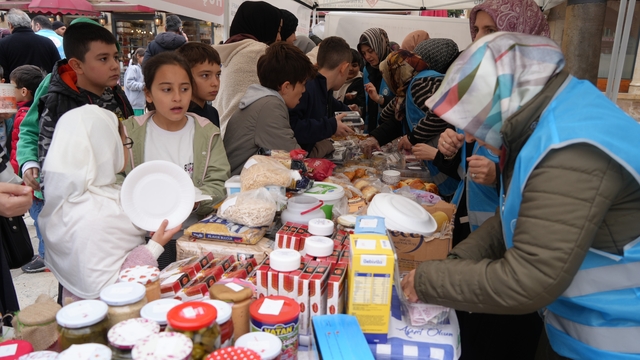 Kastamonu'da Gazze için hayır çarşısı kuruldu
Kastamonu'da el emeği göz nuru ürünler Gazze için satışa çıkarıldı