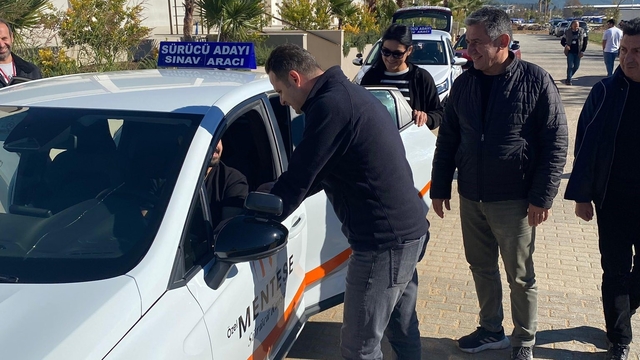 Sürücü adayları direksiyon eğitimlerine devam ediyor
Müdür Çay, sınav alanını inceledi