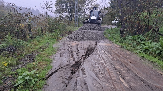 Salıpazarı'nda çöken yol onarılarak yeniden ulaşıma açıldı