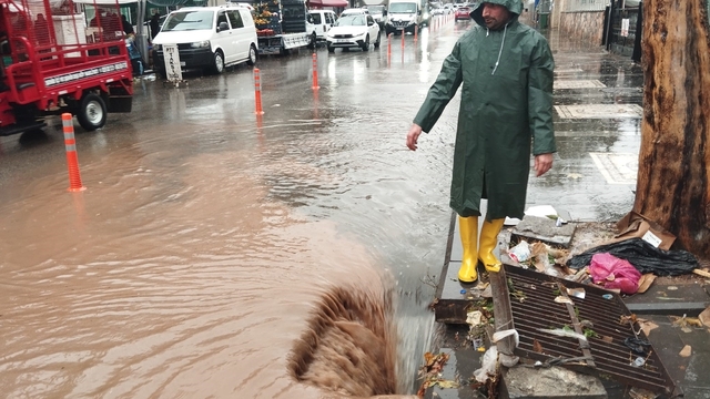 Diyarbakır'da sağanak yağış yolları göle çevirdi