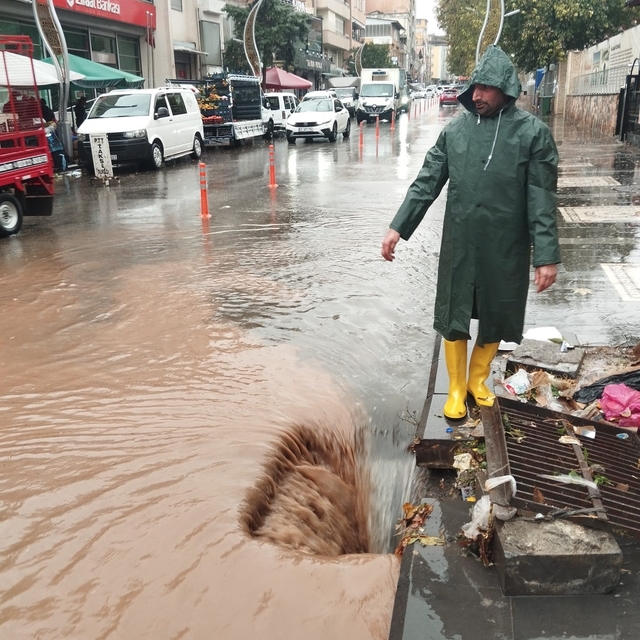 Diyarbakır'da sağanak yağış yolları göle çevirdi